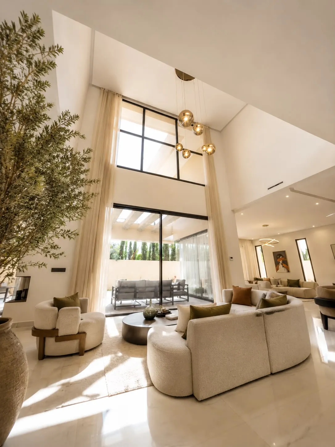 Salon lumineux d'une villa d'exception à Marrakech